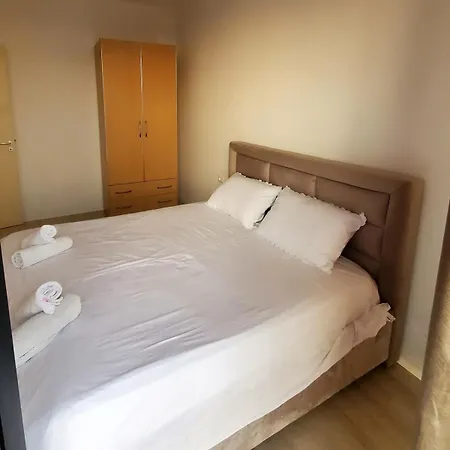 With Balconies Apartmán *